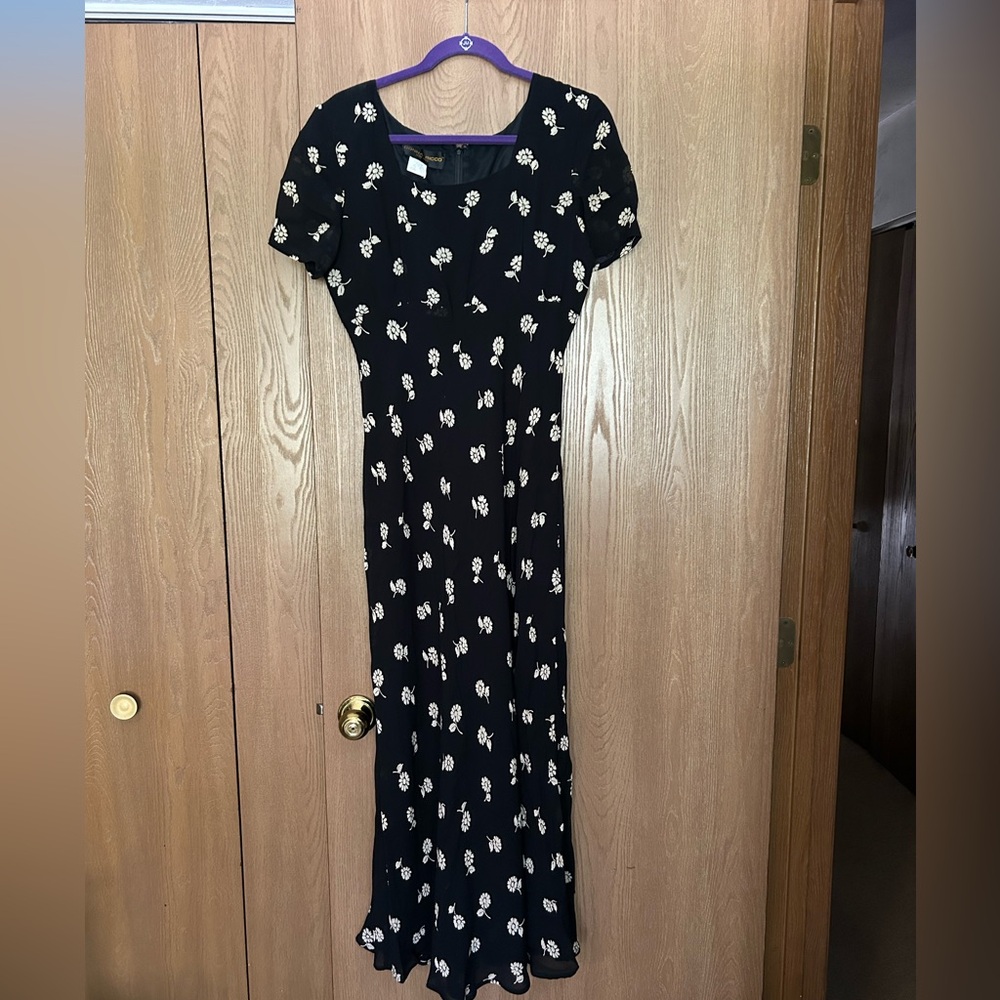 Donna Ricco black with white flower short sleeve dress